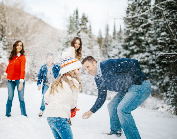 family-snowball-fight-1